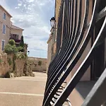 Апартаменты Picasso Walk Cosy Charm In Heart Of Old Town Ac And Wifi