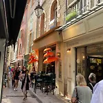 Апартаменты Picasso Walk Cosy Charm In Heart Of Old Town Ac And Wifi *